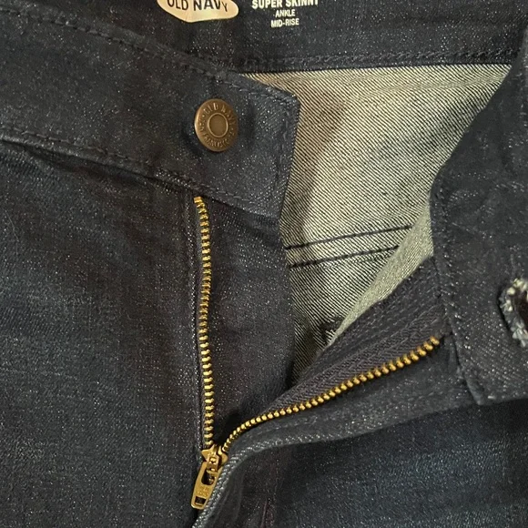 Old Navy Women's Deep Indigo Plus Size Skinny Jeans - Picture 6 of 10